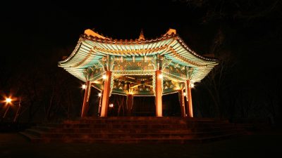 天天影院精选韩剧封面图，韩国首尔夜景背景下的浪漫爱情故事主视觉，色调清冷唯美
