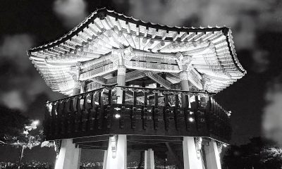 天天影院韩剧黄金十年精选专题封面，韩国首尔夜景与经典剧集海报叠加，怀旧氛围浓郁